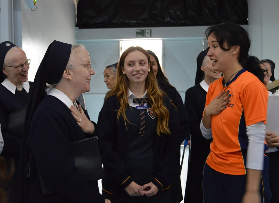 Hermanas compartiendo con estudiantes