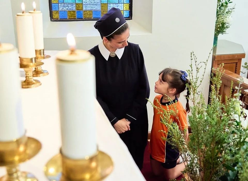 Hermana de María acompañando a una niña en el Santuario