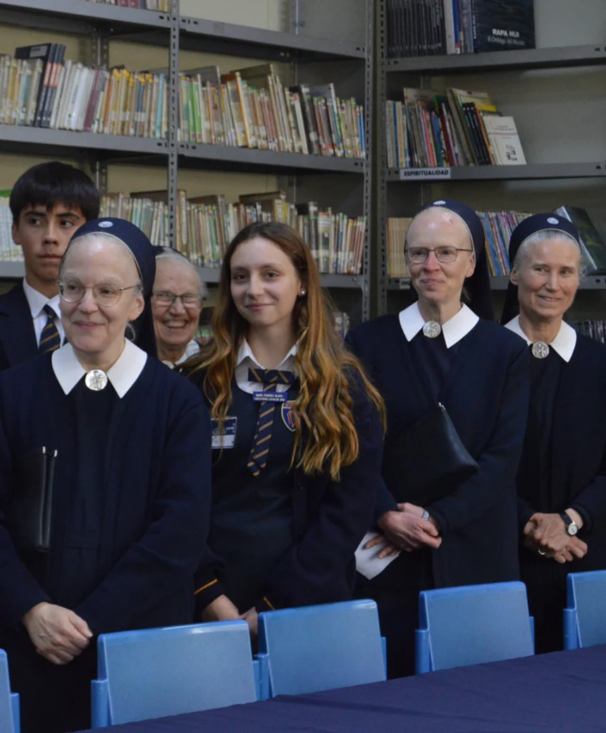 Hermanas compartiendo con jóvenes en el Colegio Mariano