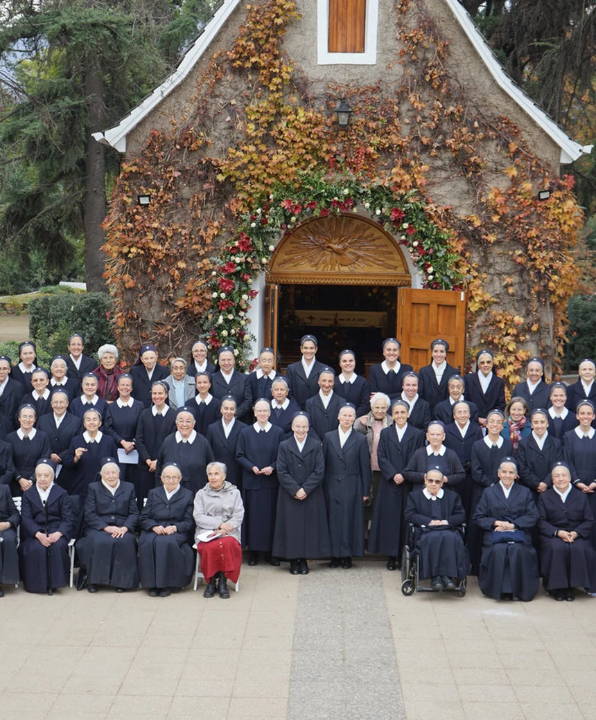 Comunidad reunida junto al Santuario