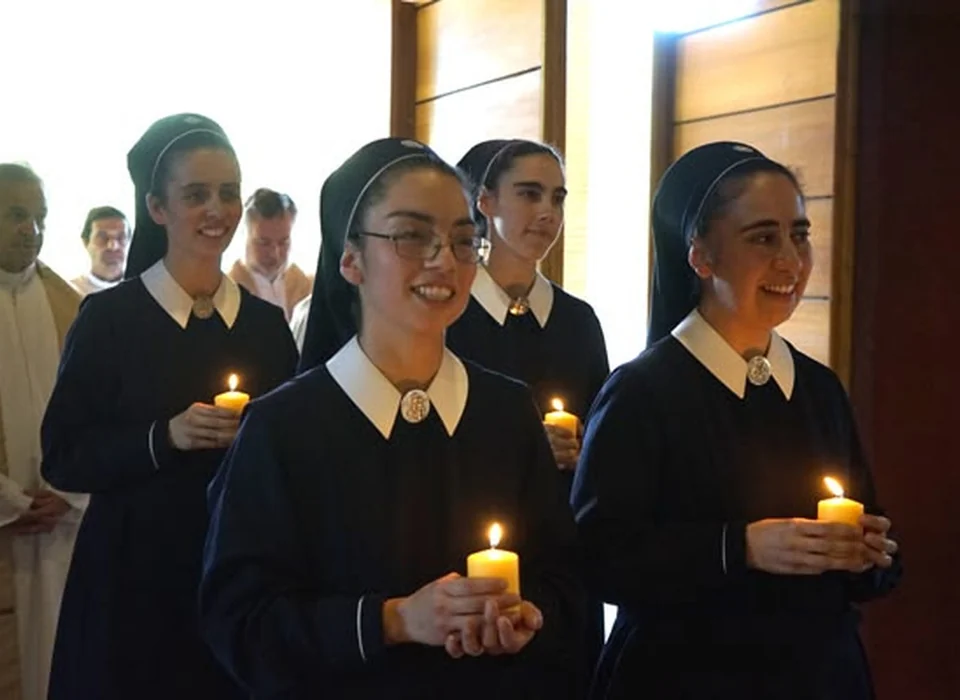 Jóvenes Hermanas de María durante una celebración