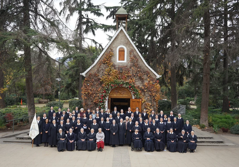 Comunidad reunida junto al Santuario