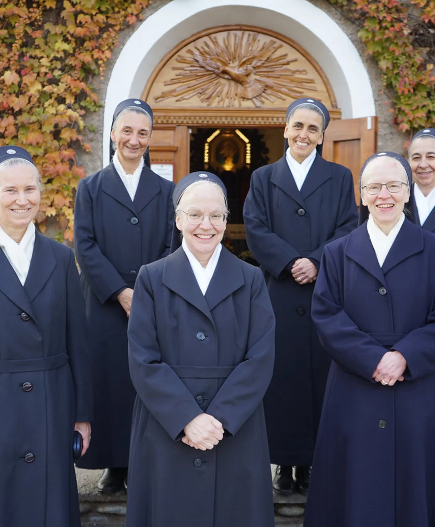 Hermanas de María de Schoenstatt frente al Santuario