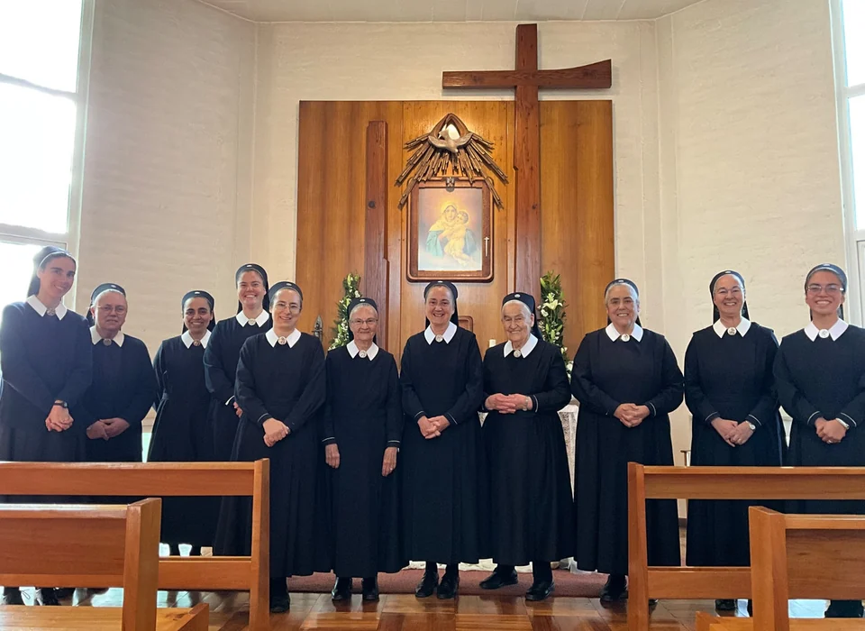 Comunidad reunida en la capilla