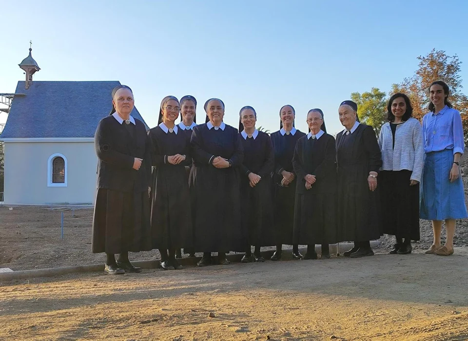 Hermanas de María de Schoenstatt junto al Santuario